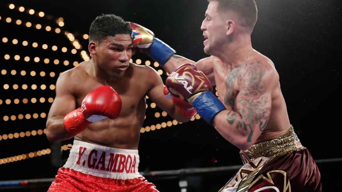 YURIORKIS GAMBOA (i) y Jason Sosa intercambian golpes en la pelea celebrada este 25 de noviembre en Nueva York.