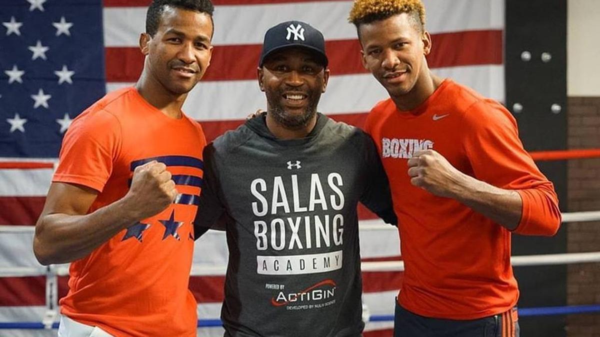 RANCES BARTHELEMY y su hermano Leduán (d) junto al legendario Joel Casamayor (c) en un gimnasio de Las Vegas.