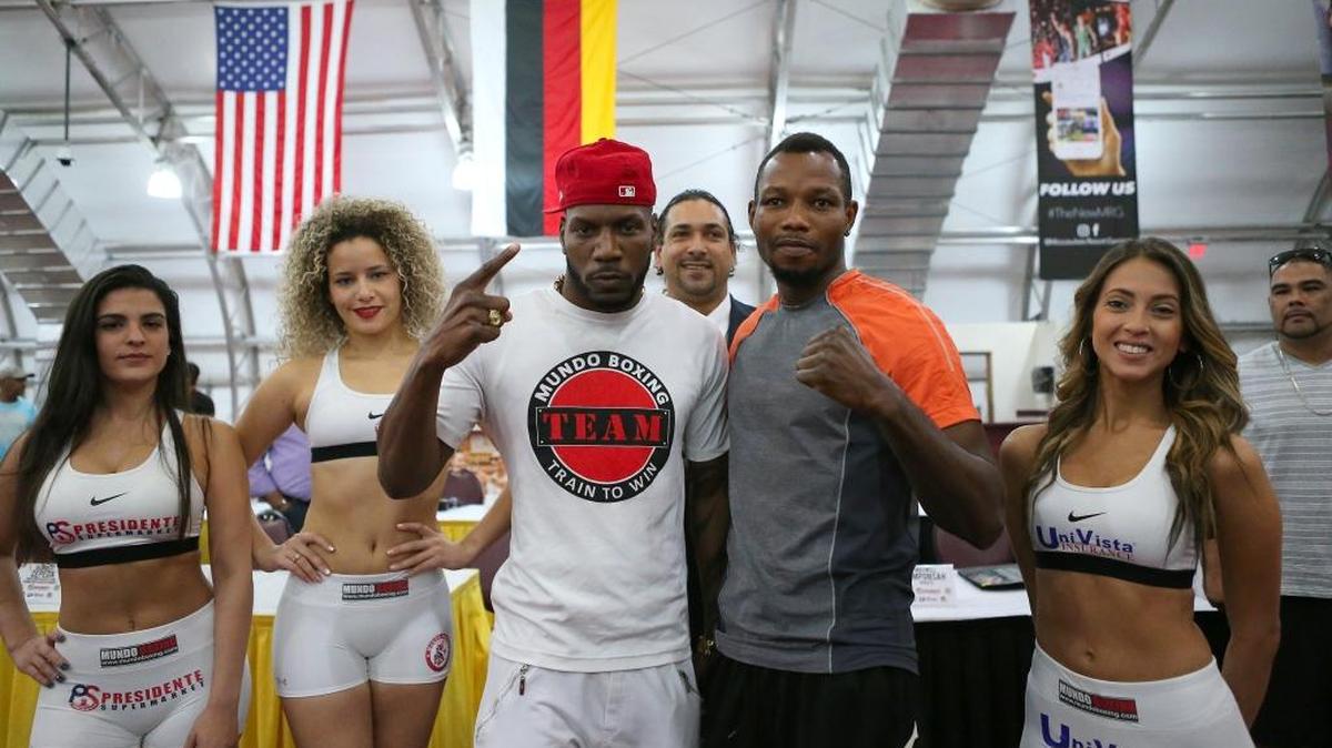 YUNIESKI GONZÁLEZ (izq.) junto a su rival de este viernes Maxwell Amponsah, en la conferencia de prensa en el Miccosukee Resort and Gaming, el 9 de noviembre del 2016.
