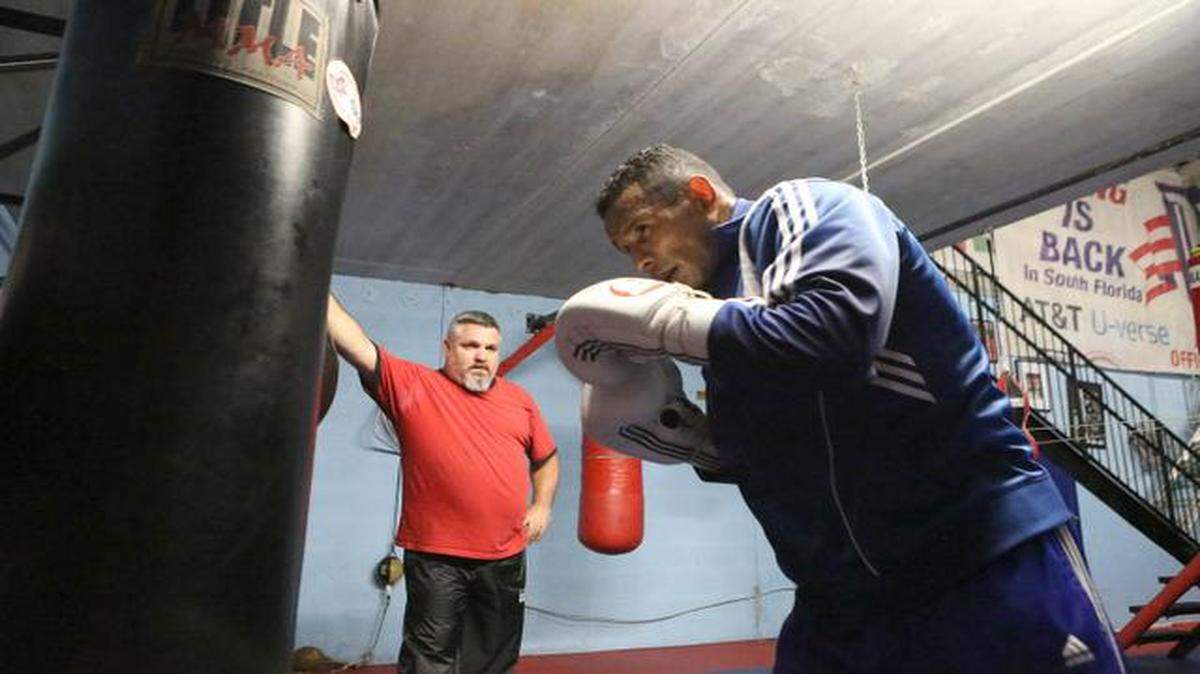 
EL BOXEADOR Venezolano Ismael Barroso entrena junto a El Moro Fernandez el Lunes 1 de de Diciembre del 2014 en Miami.
