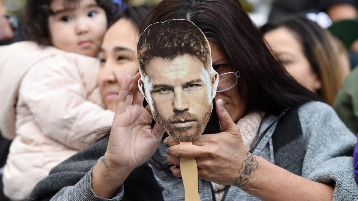 UNA AFICIONADA con una imagen del Canelo Alvarez, asiste a una conferencia de prensa para anunciar la pelea del 5 de mayo contra Gennady Golovkin. Foto del 27 de febrero.