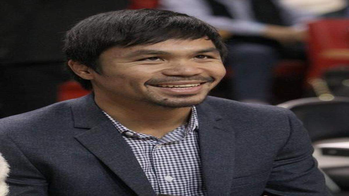 
 Manny Pacquiao mira el partido entre el Heat y los Bucks, el martes en Miami.


