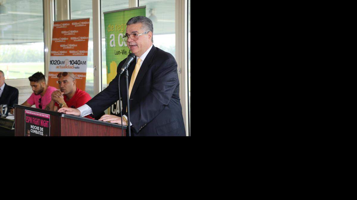 
EL PROMOTOR Luis de Cuba anuncia la cartelera del Jueves como parte de ESPN2 Noches de Combate en el Hialeah Park Racing and Casino, en conferencia de Prensa el Lunes 23 de Marzo del 2015.
