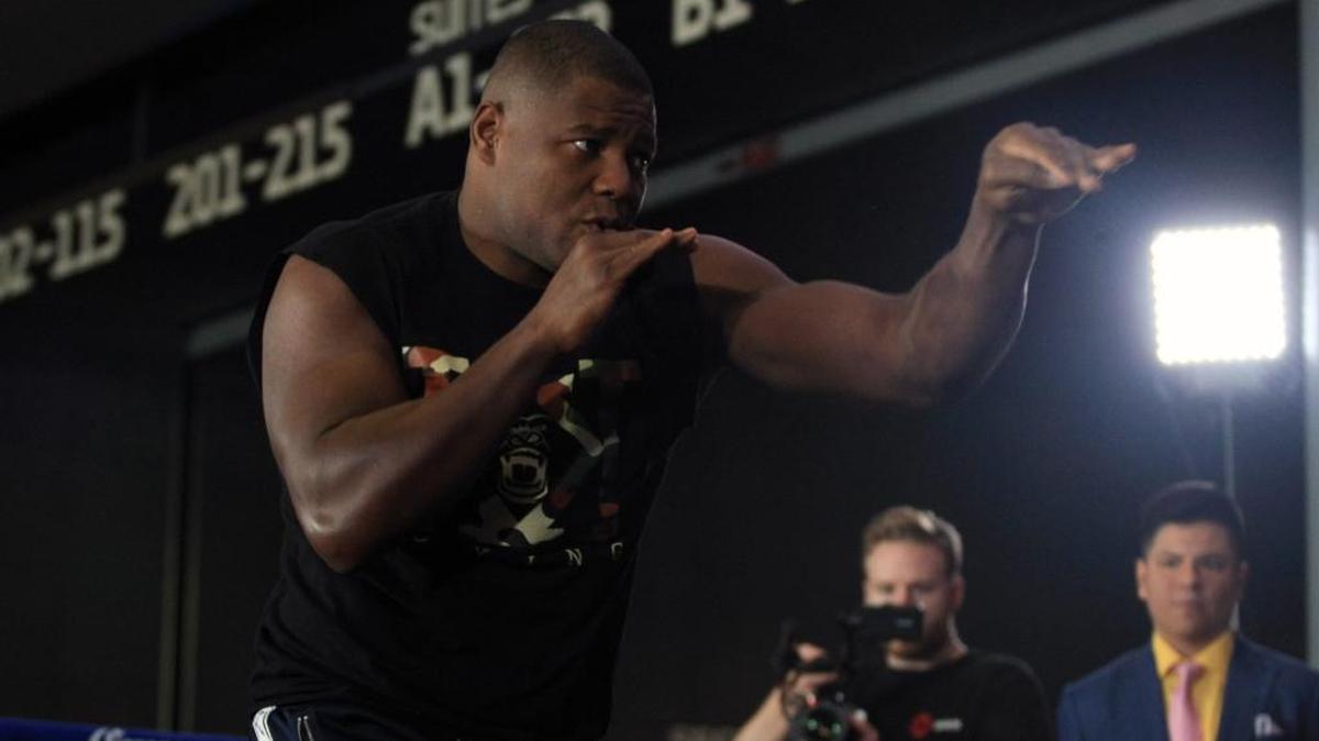 LUIS ORTIZ entrena delante de la prensa y aficionados en Nueva York, el 28 de febrero de 2018.
