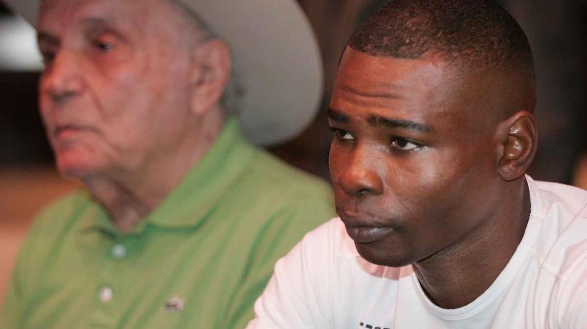 JAKE LAMOTTA junto al cubano Guillermo Rigondeaux durante una conferencia de prensa en el Hotel Fontainebleau de Miami Beach el 28 de mayo del 2009.