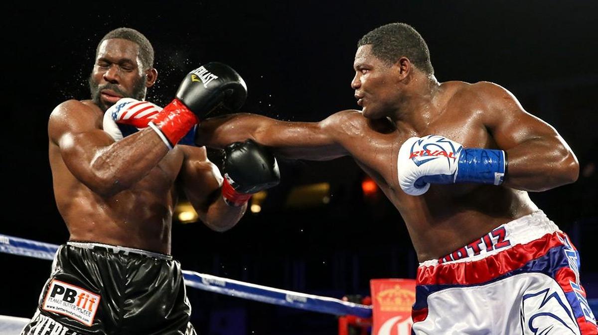 LUIS ORTIZ (d) conecta al rostro de Bryan Jennings.