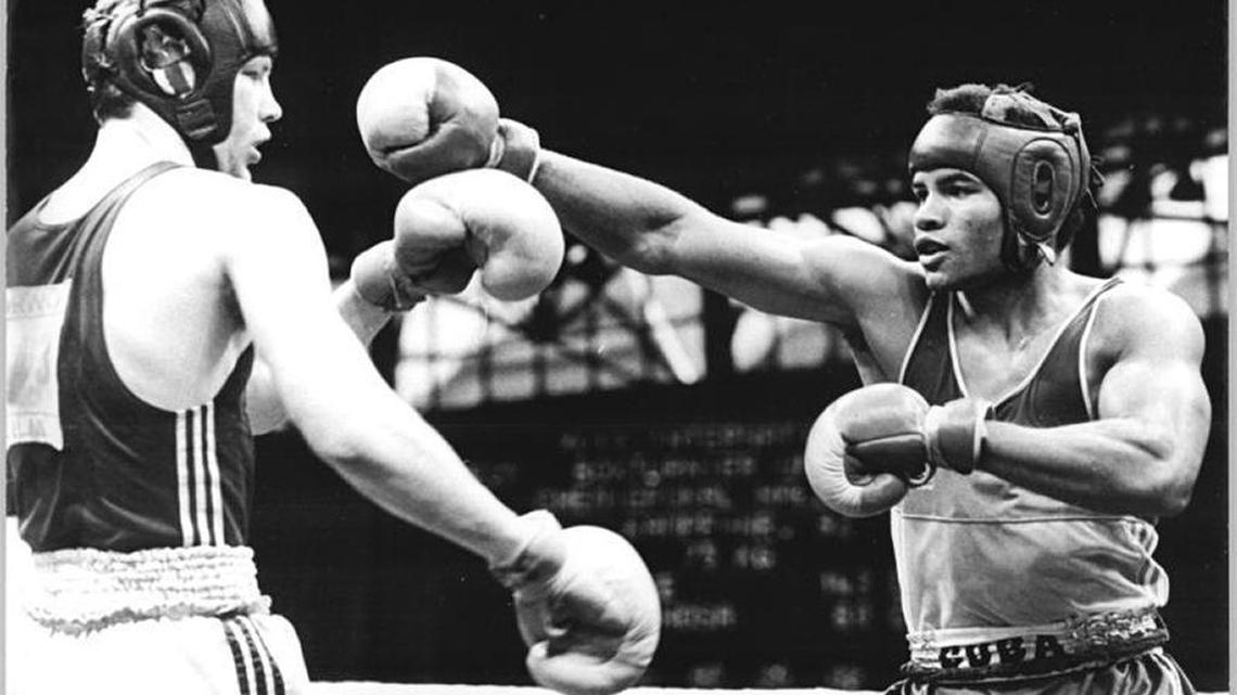 ANGEL ESPINOSA enfrenta a Henry Maske (i) en la Copa Química de Halle en 1987.