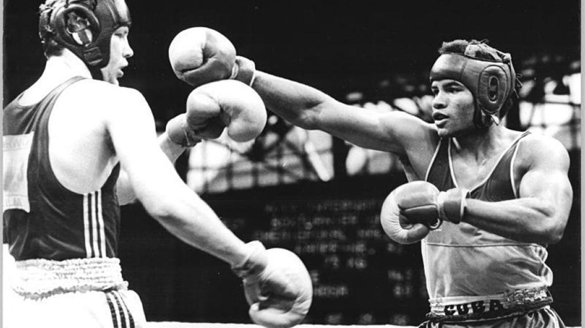 ANGEL ESPINOSA enfrenta a Henry Maske (i) en la Copa Química de Halle en 1987.