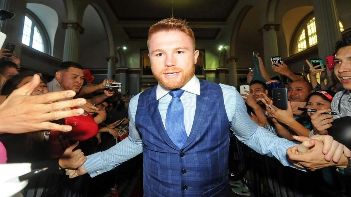 Canelo Álvarez saluda a los aficionados durante la conferencia de prensa con el ex campeón mundial de los medianos Julio César Chávez Jr., el 23 de febrero del 2017, en el Minute Maid Park, en Houston, Texas, para anunciar su pelea del 6 de mayo del 2017 en el T-Mobile Arena en Las Vegas, Nevada.