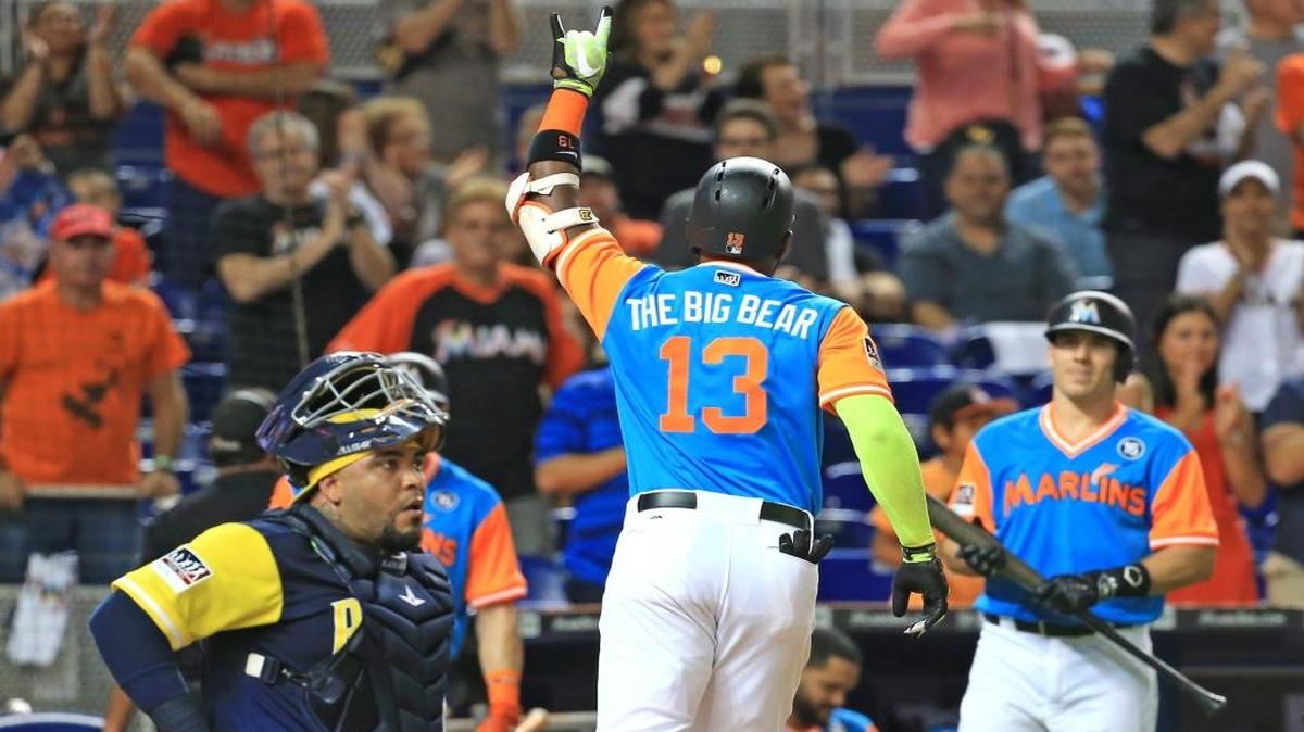 Marcell Ozuna (13) celebra luego de haber conectado un jonrón en el cuarto inning para empatar el juego contra los Padres en el Marlins Park, la noche del sábado 26 de agosto del 2017.
