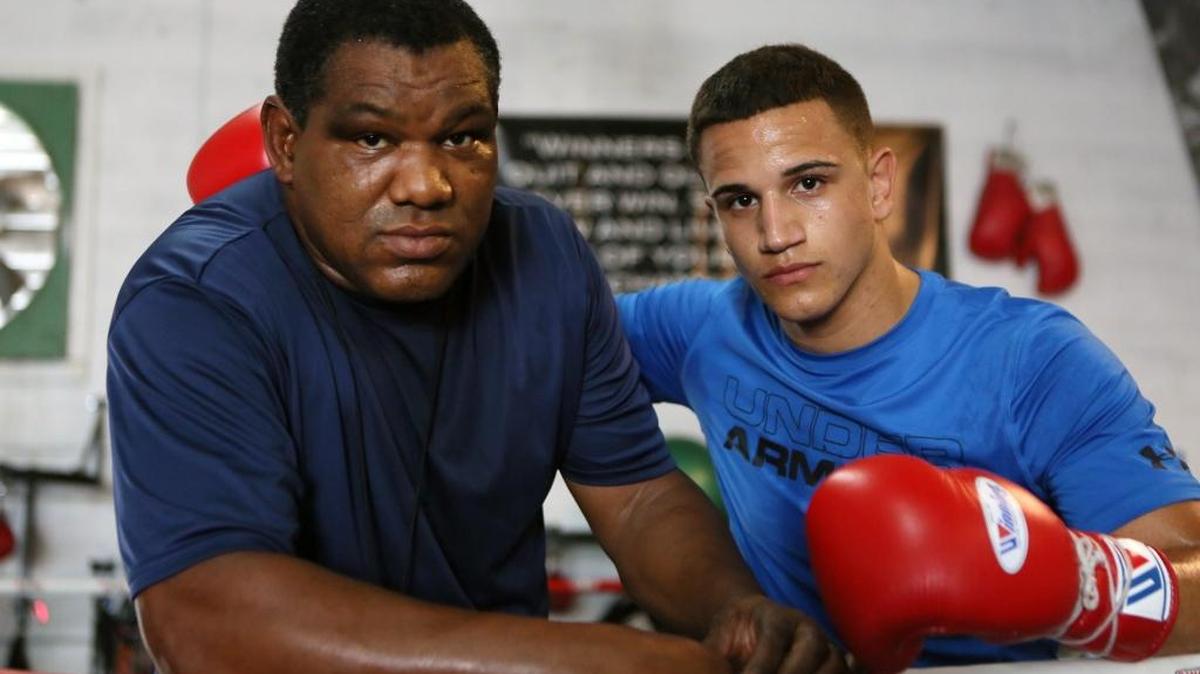 EL ENTRENADOR Ramón Garbey (i) junto al boxeador Eduardo Pérez en el Caicedo Sports Gym el Martes 23 de mayo del 2017 en Miami.