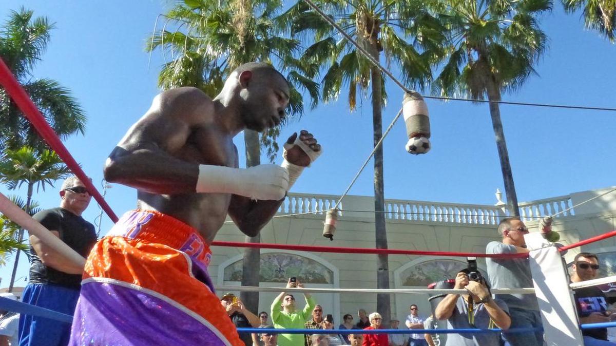 
GUILLERMO RIGONDEAUX durante un entrenamiento celebrado en las afueras del Restaurant Versailles en la Pequeña Habana el 17 de diciembre del 2014
