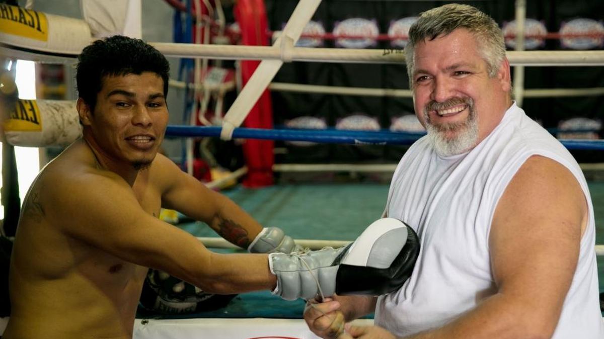OSMIRI FERNANDEZ (d) ayuda a Walter Castillo durante un entrenamiento el 26 de septiembre en Miami.