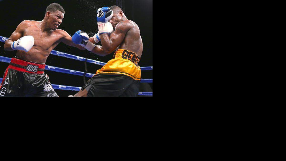 
EL COLOMBIANO Breidis Prescott (izq.) golpea el rostro de Fredrick Lawson en el sexto round de un combate en el Hialeah Park el jueves pasado.


