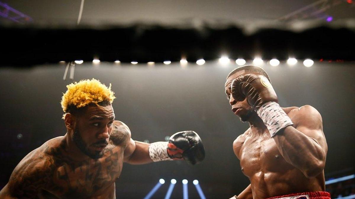 ERISLANDY LARA (d) pierde frente a Jarrett Hurd en pelea celebrada en Las Vegas.