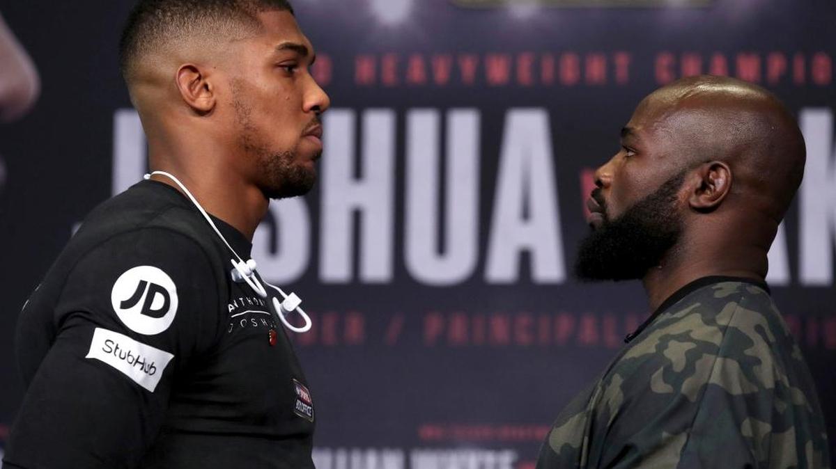 ANTHONY JOSHUA contempla a su retador Carlos Takam durante una conferencia celebrada el 26 de octubre en Cardiff.