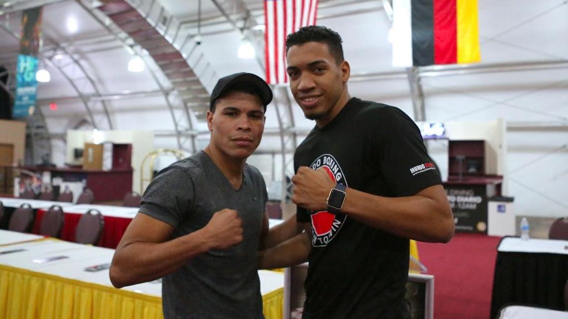 YORDAN FROMETA y Leider Peña (d) durante una conferencia de prensa en el Miccosukee Resort and Gaming el 9 de noviembre.