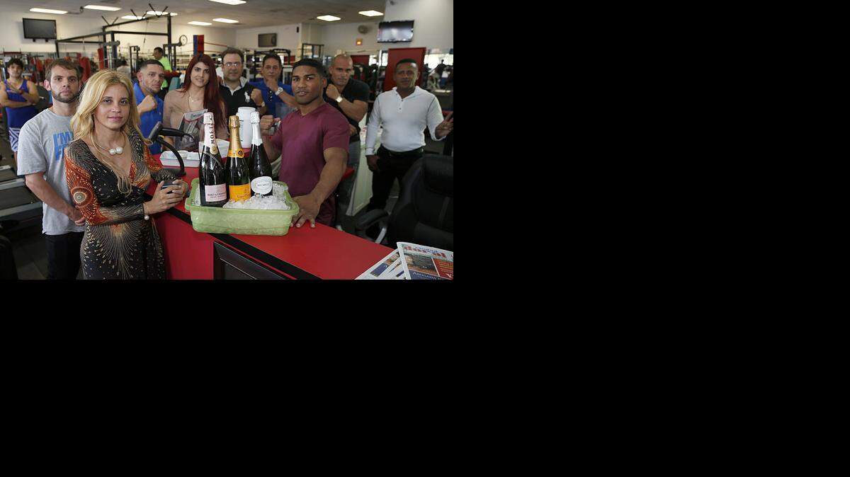 
El boxeador cubano Yuriorkis Gamboa (al frente, a la derecha), junto a su equipo en la inauguración de su gimnasio, el sábado 13 de septiembre.
