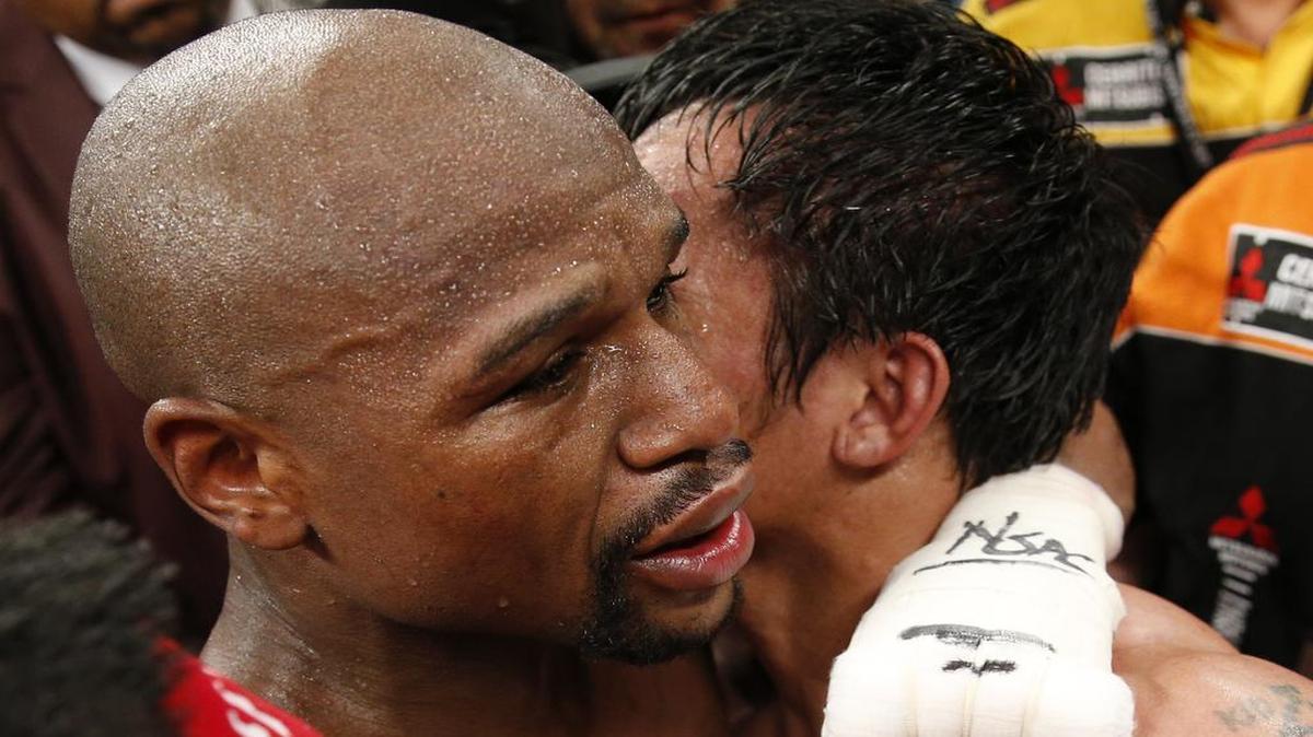 
El boxeador estadounidense Floyd Mayweather Jr.(izquierda) y el filipino Manny Pacquiao se abrazan en el ring tras su pelea por el título mundial del peso welter, el 2 de mayo de 2015 en Las Vegas. 
