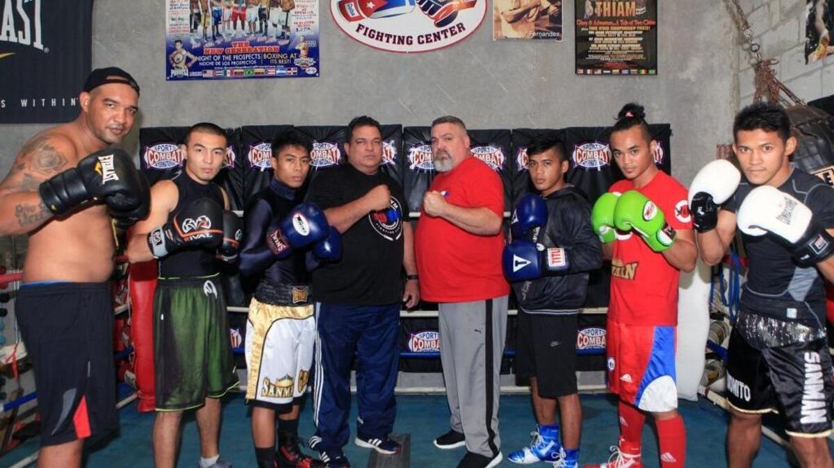 LOS ENTRENADORES (centro) Lázaro Jiménez y Osmiri "Moro Jr" Fernández junto a sus boxeadores (Izq. a Der.) Yasmany Consuegra, Mussa Tursynagaliyev, Reymart Gaballo, Mike Planiae, John Vincent Moralde y Harmonito Dela Torre en el Moro's Gym Fight Center el Viernes 21 de Julio del 2017 en Miami.