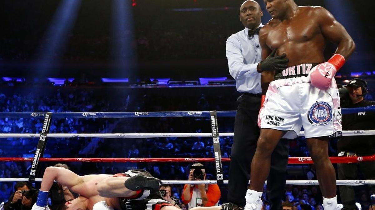 MATIAS VIDONDO queda tendido en la lona tras un golpe del pesado cubano Luis Ortiz el 17 de octubre del 2015 en Nueva York.
