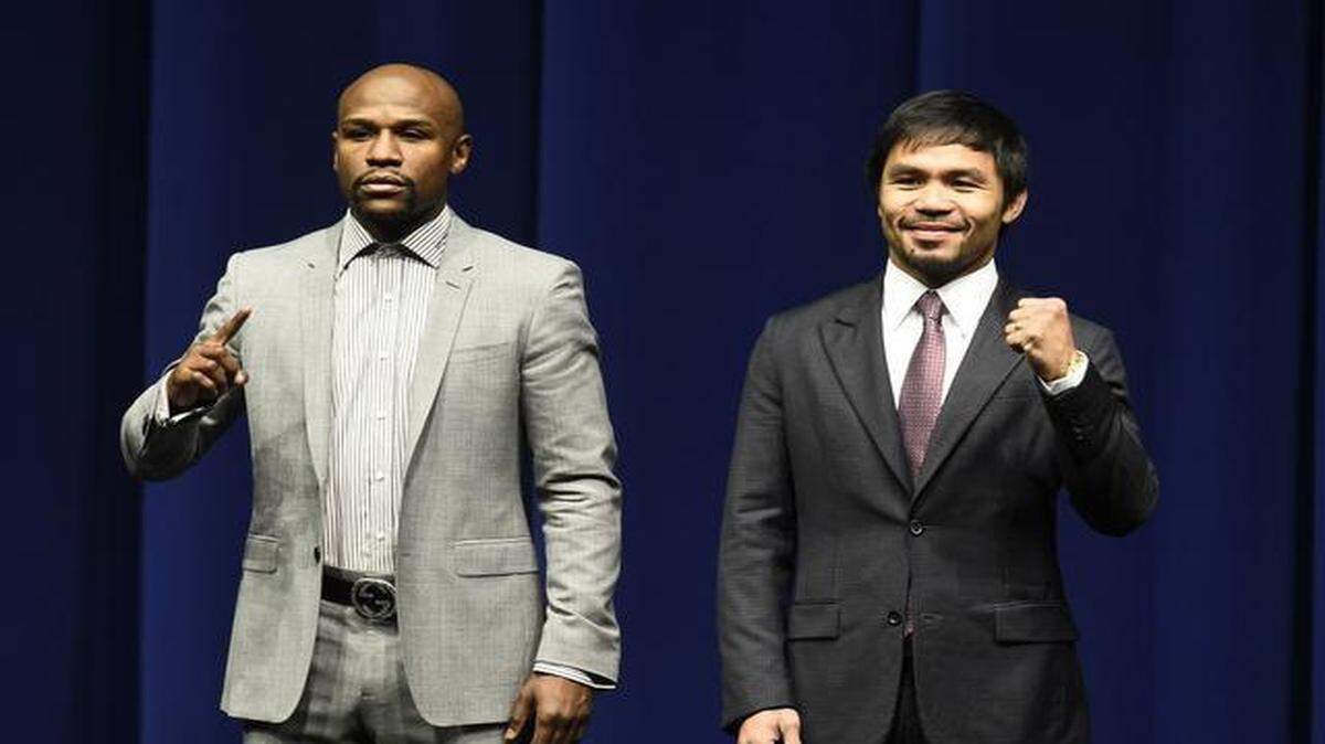
Floyd Mayweather Jr (izq.) y Manny Pacquiao posan en la conferencia de prensa celebrada el miércoles 11 de marzo del 2015 en Los Ángeles. HBO y Showtime informaron el jueves 2 de abril  que el precio básico para ver la pelea del 2 de mayo será de $89.95. 


