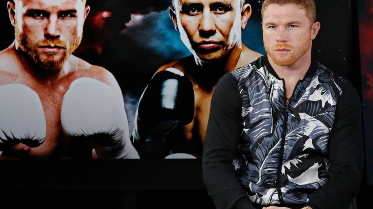 Saúl ‘Canelo’ Álvarez delante de una imagen de la promoción de su pelea contra Gennadi Golovkin (de izq. a der.), el 20 de junio del 2017 en Nueva York.
