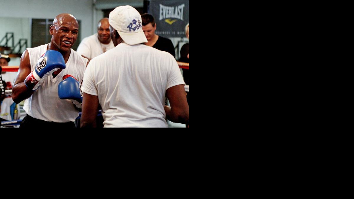 
EL BOXEADOR estadounidense Floyd Mayweather sonríe junto a su preparador durante una sesión de entrenamiento en el gimnasio de Chinatown en las Vegas, con vista a su combate frente al filipino Manny Pacquiao. 
