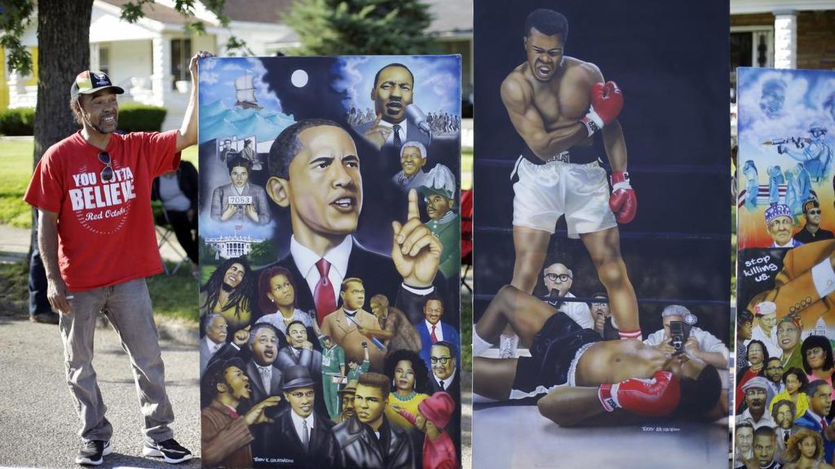 TERRY WILSON pone en venta sus pinturas de Muhammad Ali en las calles de Lousville donde transcurrió su niñez junto a otros líderes negros de Estados Unidos durante la procesión funeral del legendario boxeador.