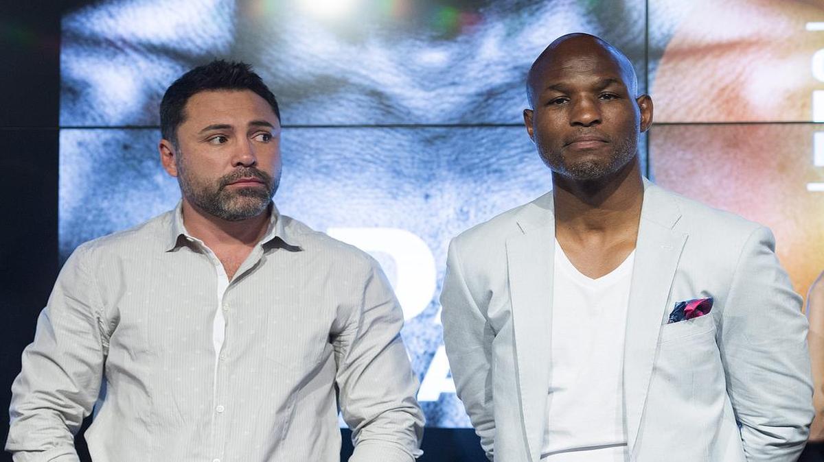 
Oscar De La Hoya (izq.) y Bernard Hopkins asisten al pesaje de la pelea entre el canadiense David Lemieux y el francés Hassan N'Dam, el 19 de junio del 2015 en Montral, Canadá.
