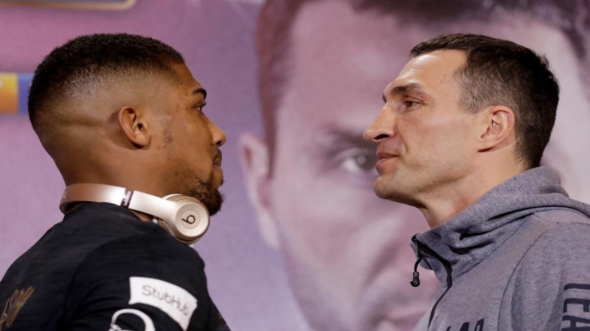 ANTHONY JOSHUA contempla a Wladimir Klitschko en conferencia de prensa celebrada el 27 de abril en Londres.