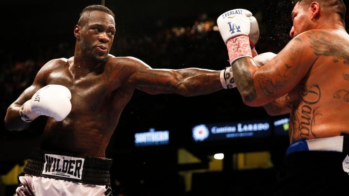 DEONTAY WILDER (I) golpea a Chris Arreola durante un combate efectuado el 16 de julio en Birmingham.