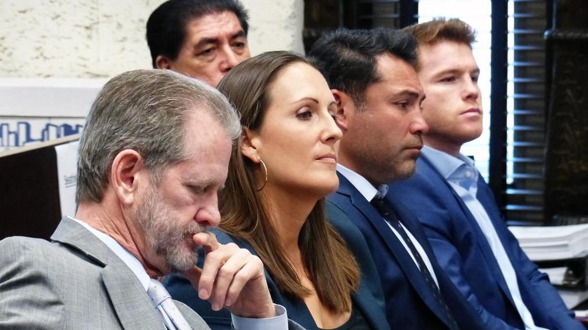 LOS ABOGADOS (izq. a der.) Michael Olin y Alaina Fotiu, que representan a Oscar De La Hoya y Canelo Alvarez en la corte de Miami el 31 de mayo del 2016.