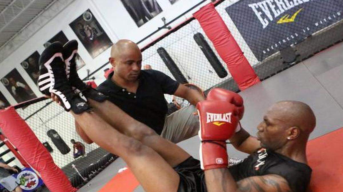 
El entrenador fisico Maury Ramos entrena al boxeador cubano Yunesky González, el 12 de octubre del 2013 en Miami.
