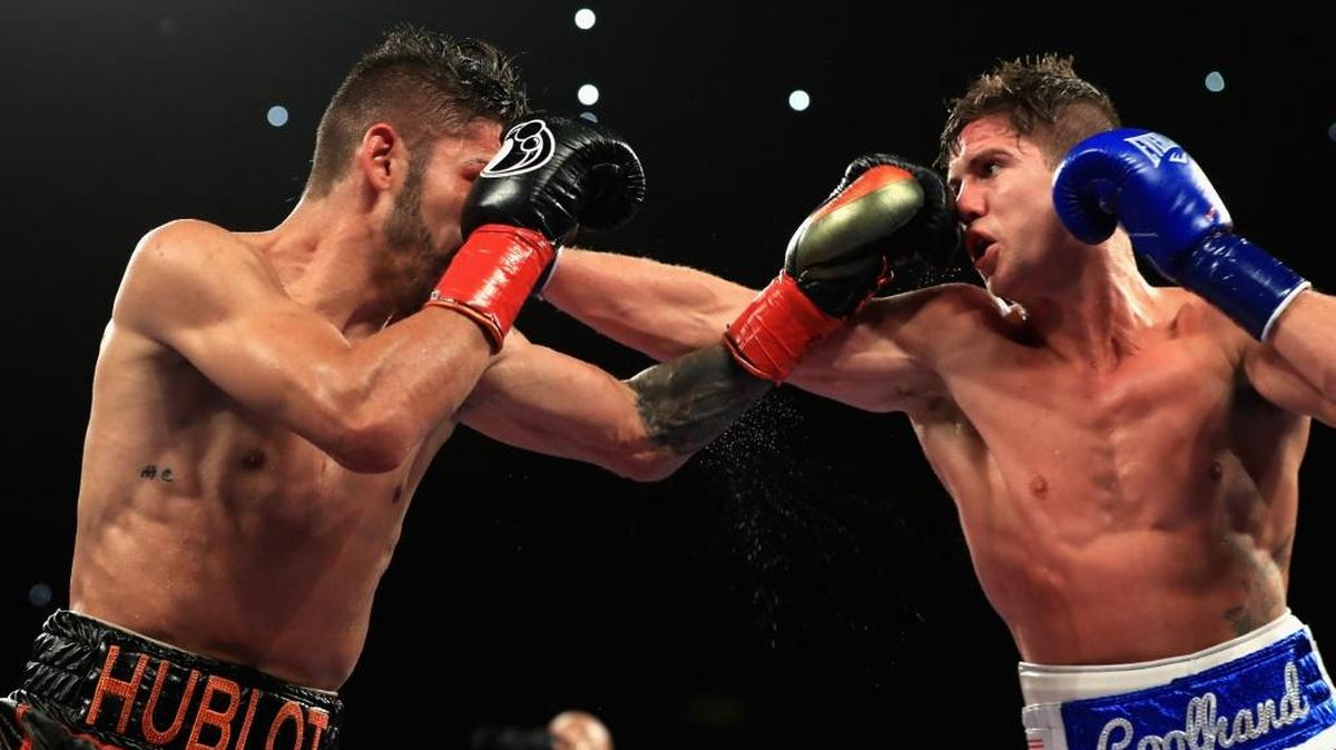 JORGE LINARES (I) y Luke Campbell intercambian golpes en la pelea que tuvo lugar el 23 de septiembre en The Forum en Inglewood, California.