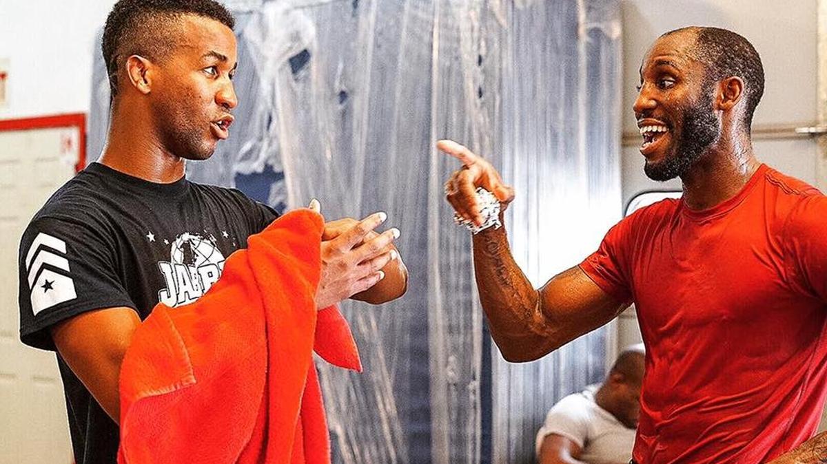RANCES BARTHELEMY conversa con su gran amigo Yordenis Ugás (d) durante un entrenamiento.
