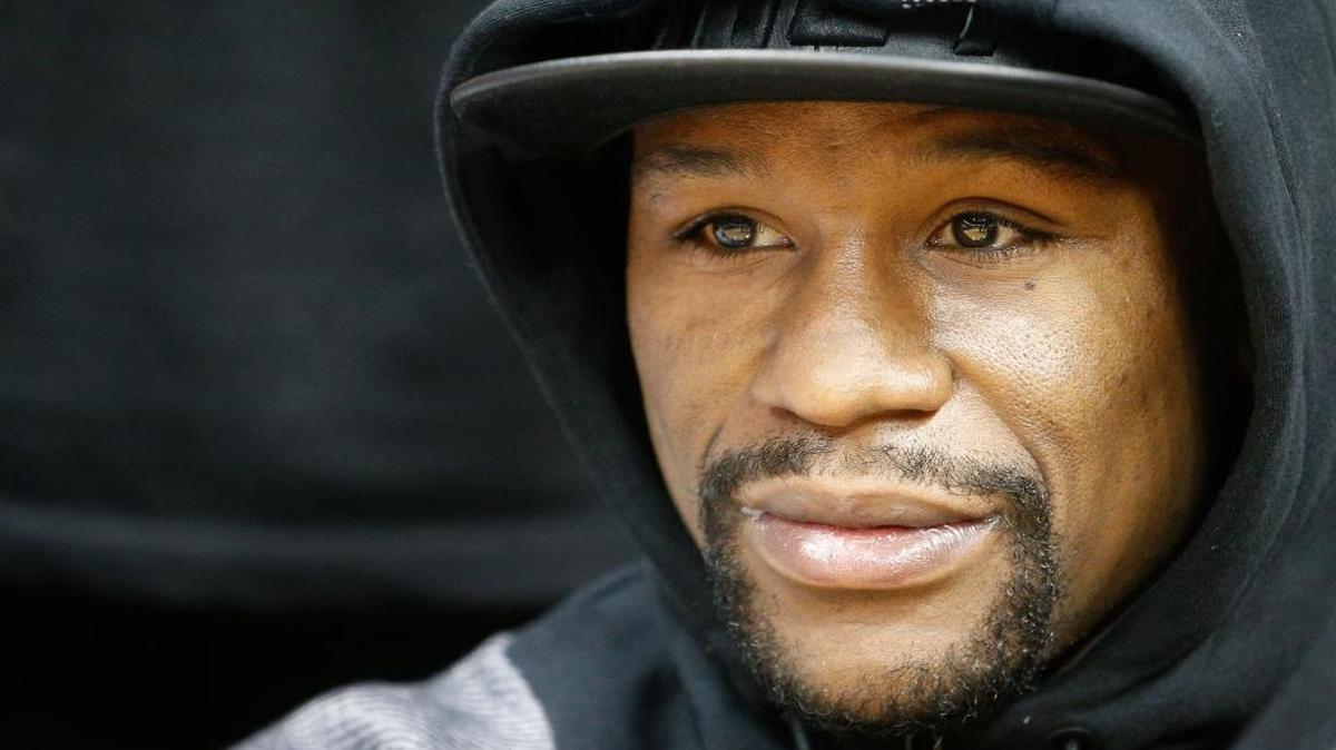 
FLOYD MAYWEATHER presencia un juego de pretemporada entre Cleveland y Atlanta el 7 de octubre en Cincinnati.
