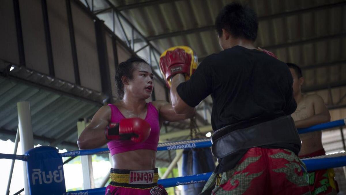 Nong Rose entrena con su hermano en una sesión en Tailandia el 15 de diciembre de 2017.