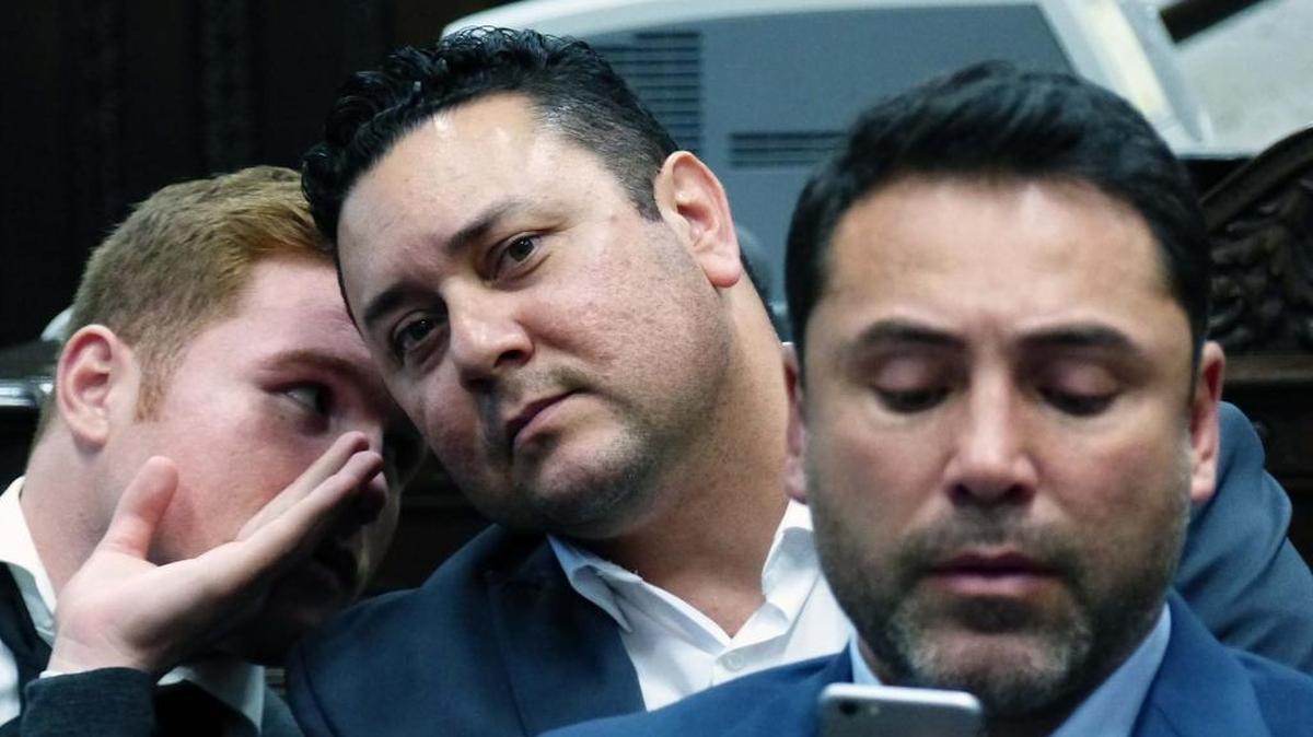 OSCAR DE La Hoya (d) junto a Erik Gómez representante de la empresa Golden Boy Promotions y el Canelo (i) durante la selección del jurado el 24 de mayo del 2016.