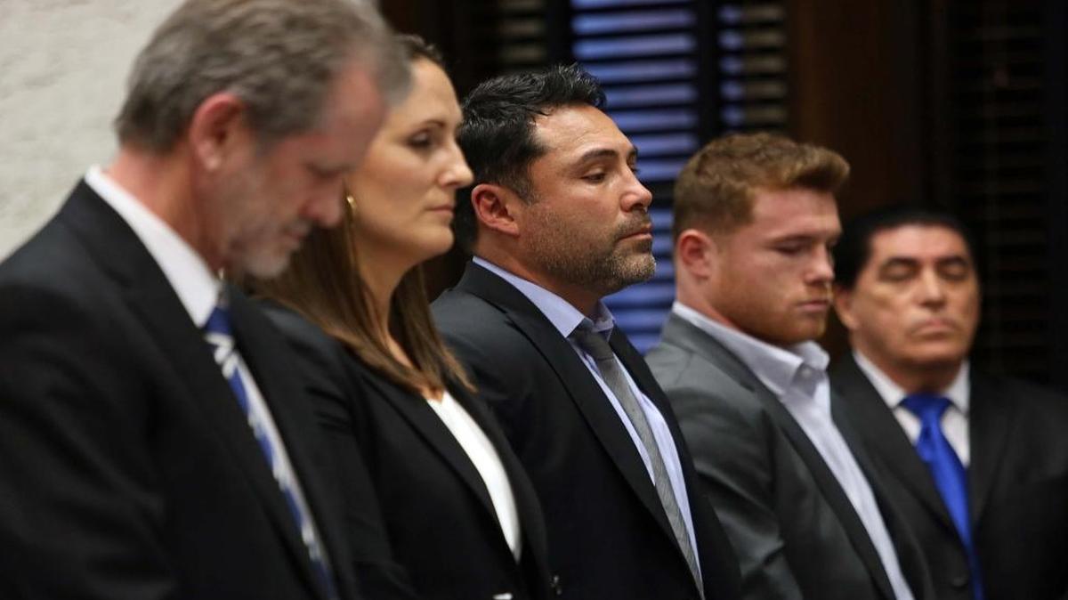 De izquierda a derecha, los abogados Michael S. Olin , Alaina Fotiu-Wojtowicz , Oscar de la Hoya y El Canelo Alvarez , escuchan la decisión del jurado, en la corte civil del downtown de Miami
