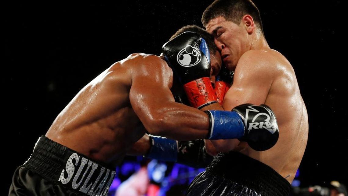 SULLIVAN BARRERA y Dmitry Bivol (d) enzarzados en un gran combate el 3 de marzo.