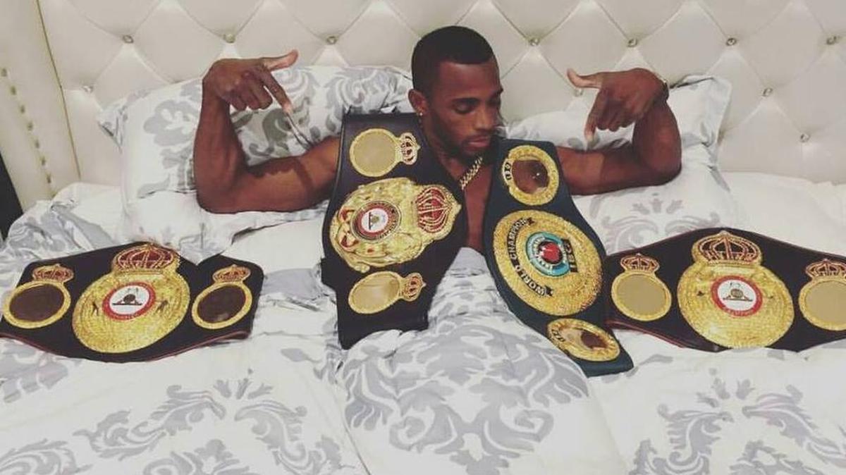 ERISLANDY LARA con sus fajas y un mensaje para sus aficionados de Miami: pelea el 13 en Hialeah.