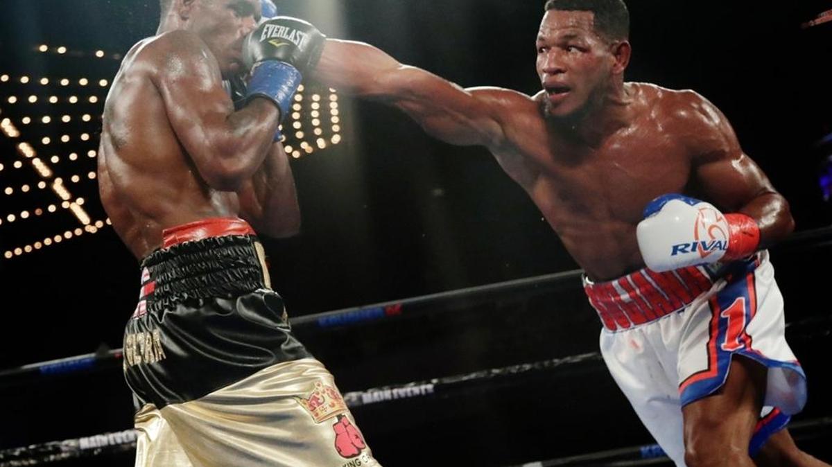FELIX VARELA recibe el impacto de un golpe de Sullivan Barrera el pasado 25 de noviembre en Nueva York.