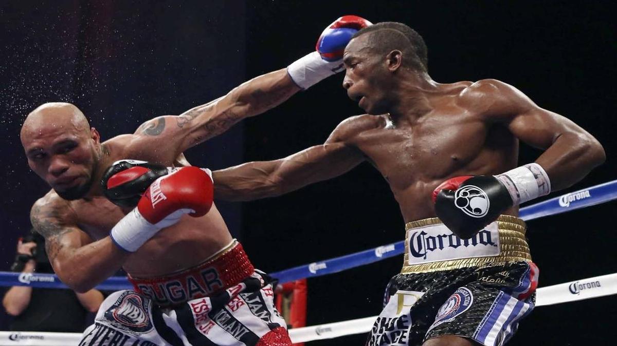 Ishe Smith (izquierda) y Erislandy Lara intercambian golpes durante su pelea por el títilo AMB súper weltedel el viernes 12 de diciembre 2014 en el Teatro Illusions del Alamodome. Lara ganó por decisión unánime.