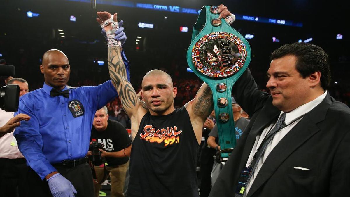 
Miguel Cotto celebra su victoria en cuarto asalto por nocaut  sobre Daniel Geale para retener su título mundial de peso mediano del CMB en el Barclays Center, el 6 de junio de 2015 en  Nueva York.

