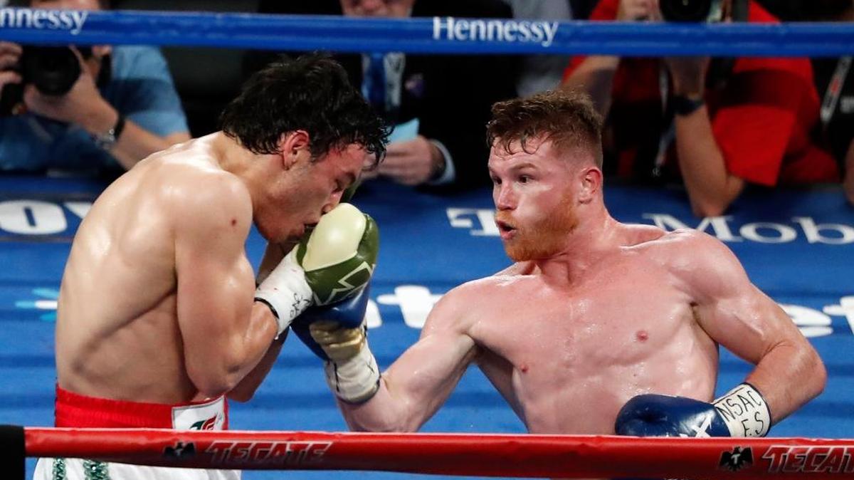 Saúl ‘Canelo’ Álvarez (der.) golpea a Julio César Chávez Jr. en la pelea del 6 de mayo en Las Vegas.