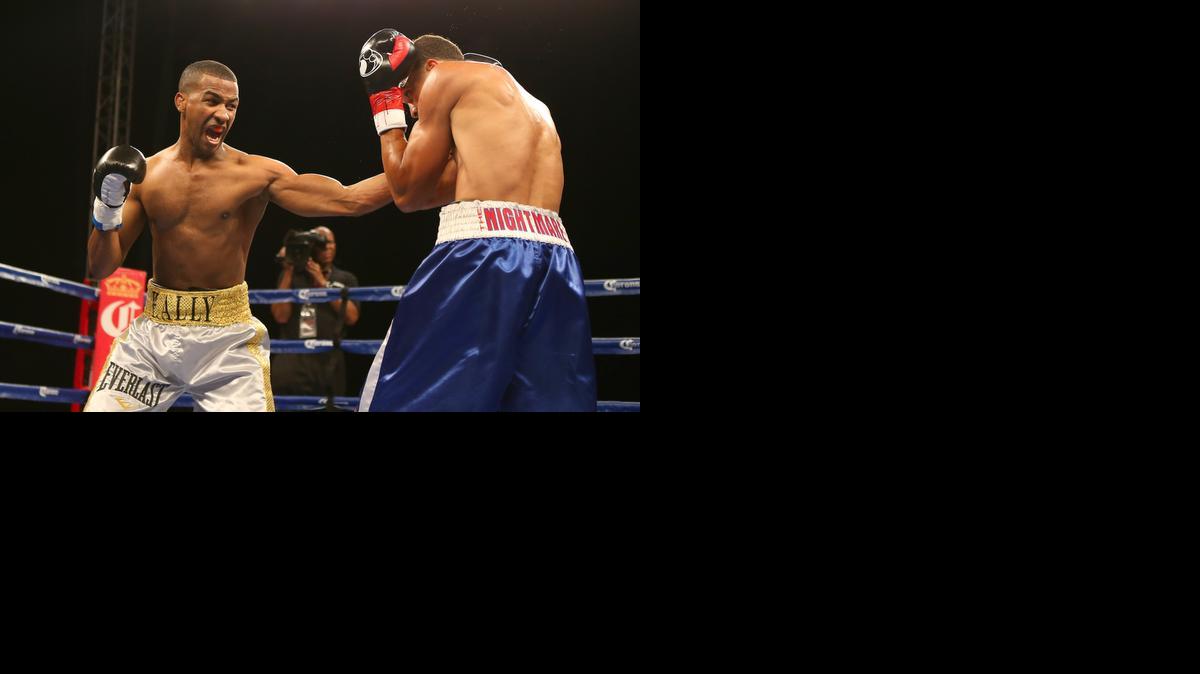 
El cubano Rancés Barthelemy (izq.) conecta a Angino Pérez en la cartelera "Noche de Combates," celebrada en Hialeah Park.


