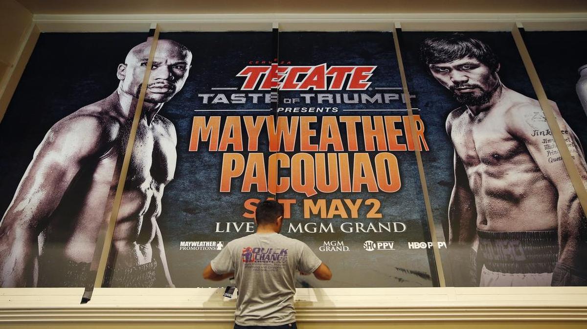 
Un trabajador instala un cartel de publicidad para la pelea entre Floyd Mayweather Jr. y Manny Pacquiao en el MGM Hotel de Las Vegas, el 24 de abril del 2015.
