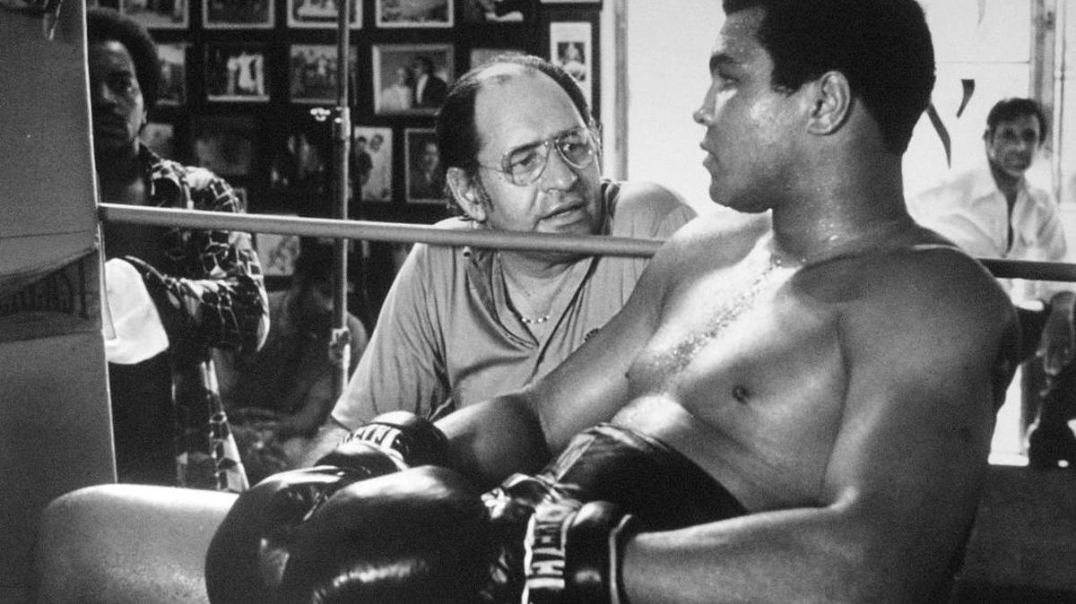 El doctor Ferdie Pacheco con Muhammad Alí en el gimnasio de la 5a calle, durante la filmación de la película “The Greatest”.