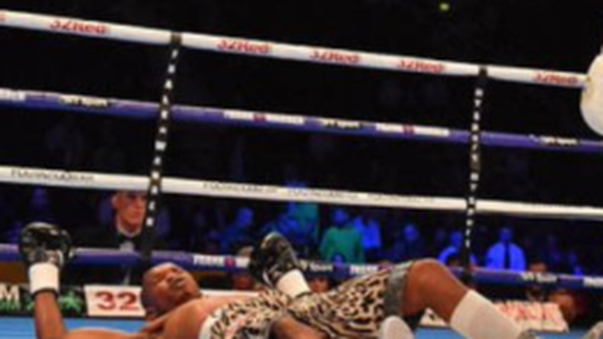El boxeador sudafricano Siboniso Gonya cae en el primer asalto al piso luego de un golpe de su compatriota Zolani Tete, el 18 de noviembre del 2017 en Belfast, Irlanda del Norte. Tete conservó así su título de peso gallo de la Organización Mundial de Boxeo (OMB).